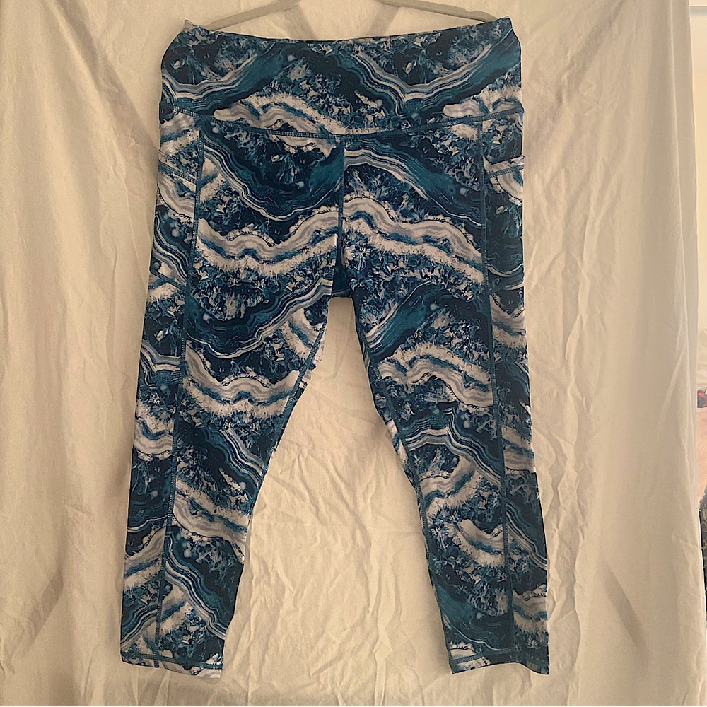 Gaian XL Cropped Women’s Leggings with pockets and marbled Blue & White Design